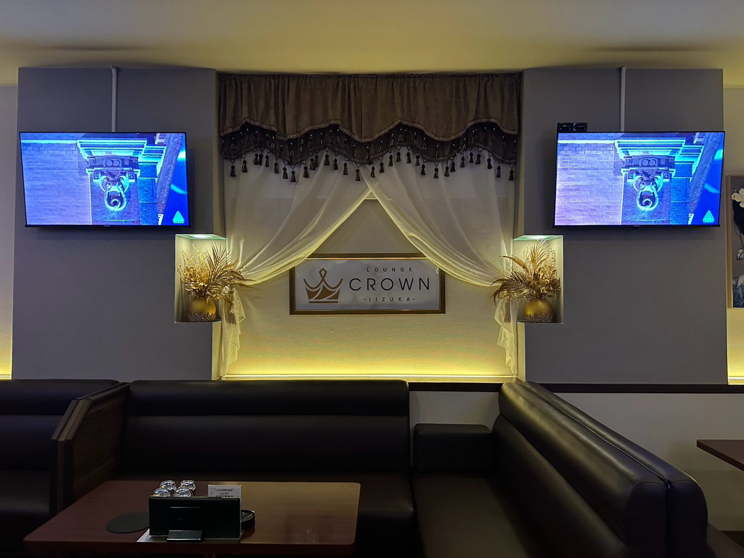ゴールドの間接照明とソファ席が並ぶCROWNの店内
