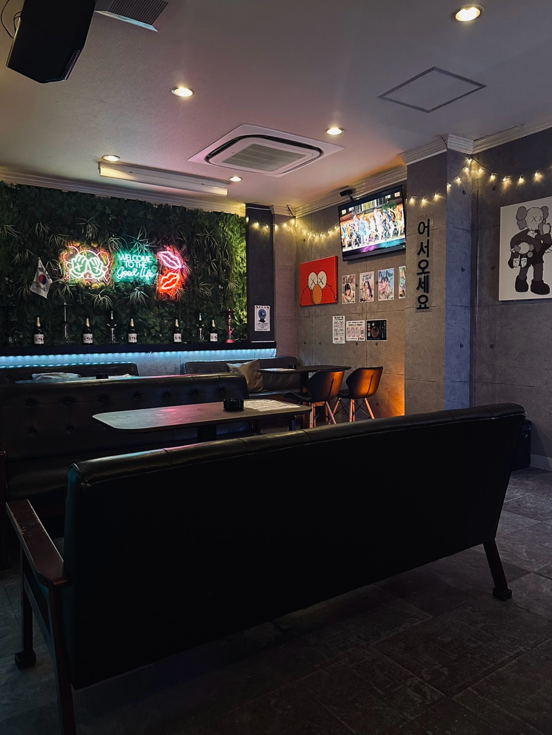 ネオンサインとソファ・テーブル席が見えるイプスルの店内